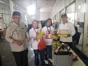 Forbis Jawa Tengah Kembali Adakan Bazar Gratis Untuk UMKM Binaannya Jakarta Kamis 17/09/2026 Di Gedung Walikota Jakarta Timur Blok C ,ada 20 Meja UMKM Binaan Forum Bisnis Jawa Tengah Ikut Meramaikan HUT ke 4 Forbis Jawa Tengah yang kali ini bertemakan "Aksi Kemanusiaan Dengan Donor Darah" Berkolaborasi Dengan Komite Donor Darah Indonesia,Lions Internasional dan Walikota Jakarta Timur yang mensuport penuh fasilitas gedung dan peralatannya Sebuah program unggulan yang sangat baik dan patut di contoh dimana peserta bazar umkm ini gratis tidak bayar sewa Ketua Umum Forbis Jawa Tengah Dr.H Slamet Sutrisno.M.M.,M.Si menyampaikan " UMKM Harus Di bantu pemasarannya,dari pengembangan produk , legalitas dan permodalan dengan tidak membayar sewa di harapkan omset mereka naik dan pulang bawa keuntungan, faktor ekonomi sangat penting dan masyarakat yang baik ekonomiya maka akan berubah kehidupannya", Sambung beliau Acara yang di ikuti lebih dari 250 peserta dan 20 pelaku usaha umkm sukses di selenggarakan kolaborasi besar Forum Bisnis Jawa Tengah, Komite Donor Darah Indonesia, Walikota Jakarta Timur dan para sponsor diantaranya Lions Club Internasional Bersama KDDI Komite Donor Darah Indonesia yang merayakan HUT Ke 3 nya selalu konsisten menyuarakan aspirasi para pendonor darah agar mendapat perhatian lebih dari pemerintah hadir di acara tersebut Ketua Dewan Pengawas DPP KDDI Dr.HR.Agung Laksono Pada Acara Aksi Kemanusiaan ini Ketua Panitia sekaligus Ketua KDDI DKI JAKARTA Drs.Sahat Oloan Pardede.M.M. Terlihat mengkoordinir temen temen panitia bekerja keras atas suksesnya acara tersebut Kolaborasi organisasi sosial sangat bermanfaat untuk masyarakat dengan program ekonomi kerakyatan dan aksi sosial membantu pemerintah untuk meningkatkan kesejahteraan masyarakatnya Penutup. Erick.H